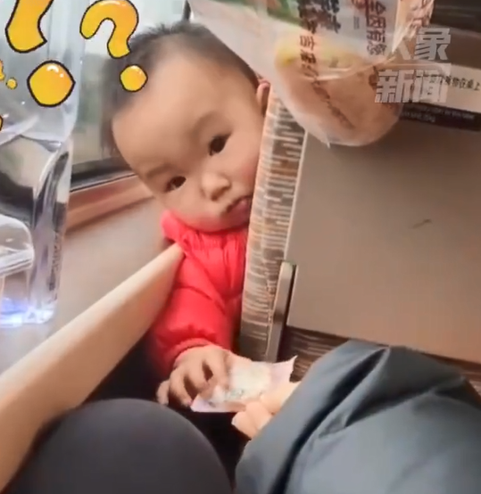女子高鐵投喂前座萌娃 被回贈奶瓶：網(wǎng)友笑贊飯碗都拿出來了