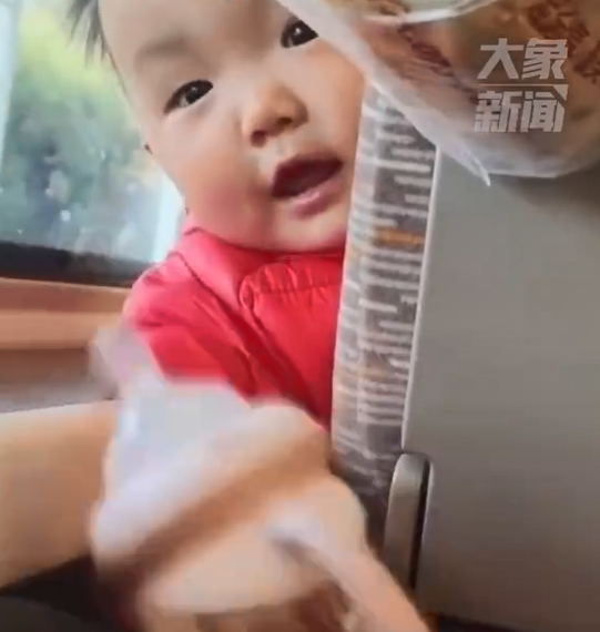 女子高鐵投喂前座萌娃 被回贈奶瓶：網(wǎng)友笑贊飯碗都拿出來了