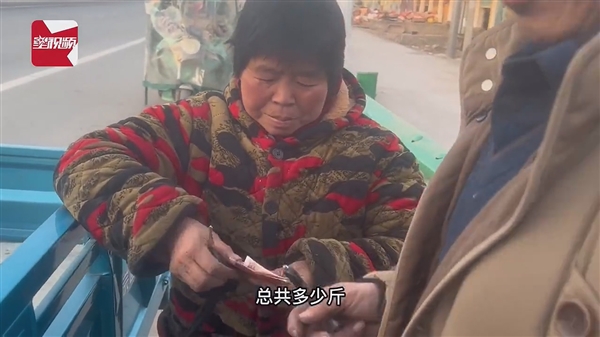 夫妻過(guò)年撿煙花紙殼7天撿5000斤賺500元：網(wǎng)友五味雜陳