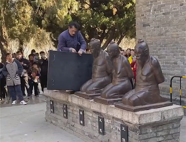 游客岳飛觀高喊“還我河山” 砸打秦檜像：景區(qū)已報(bào)警