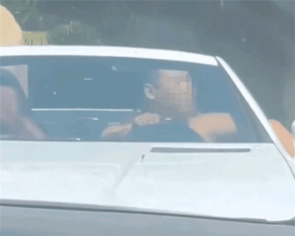 只因一聲喇叭 光膀男子開車逼停游客：駕證被扣13分 行拘15日