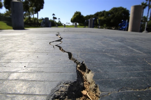 廣東河源4.3級地震瞬間 家長倒提著孩子就跑：網(wǎng)友直呼是親生的