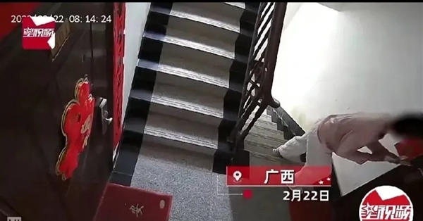 女子在門縫發(fā)現(xiàn)針頭 是大媽拿注射器推大量不明液體：整棟樓遭殃 網(wǎng)友氣憤