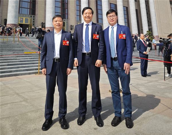 科技行業(yè)代表,！何小鵬曬與雷軍合影：曾稱(chēng)他是自己導(dǎo)師,、大哥
