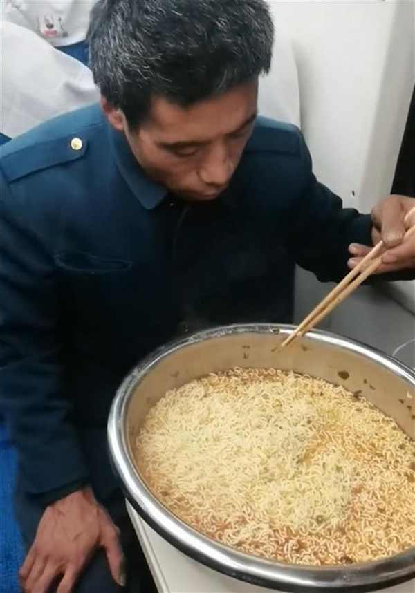 用盆吃10袋泡面男子火了 回應月薪2萬邀約：澆完家里18畝地再說