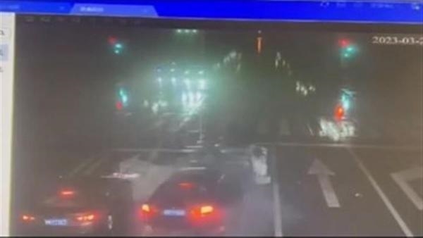 寶馬狂奔追尾等紅燈奧迪致傷亡 知情人發(fā)聲：奧迪車(chē)主及同伴遇難