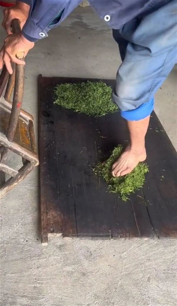 茶農(nóng)稱赤腳踩茶葉是傳統(tǒng)工藝 網(wǎng)友吐槽看完不想喝了：官方回應(yīng)
