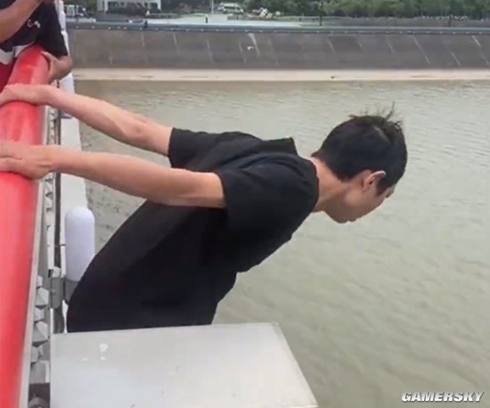 10多米高大橋跳河救人小哥被獎8萬：免費上大學(xué)