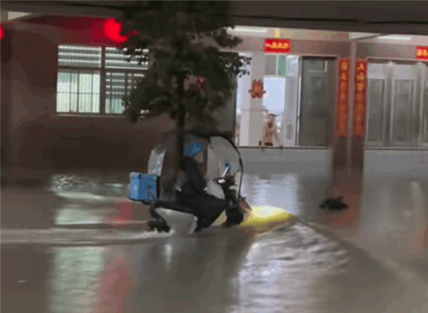 苦中作樂,！廣東暴雨積水成河：有人屋內(nèi)釣魚 外賣車成水上摩托